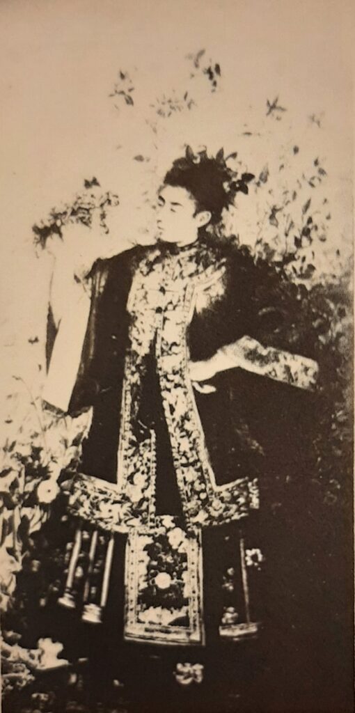 Zacharie Astruc: 1906, Travesti en chinois, wc, 225x120, previously in Dakar (R420,fig.85+p484;iR1;iR489) =!? SdAF-1906-1876 (or 1765), "Travesti", le Carnival s'en va, les roses vont éclore; aquarelle. Bought by the State 1906.