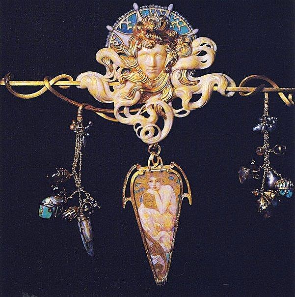 Alphonse Mucha (1860-1939), design + Georges Fouquet (1862–1957), execution: 1900, Brooch with pendant, gold +ivory +mother-of-pearl +semi-precious stones, 20x20, Axx (iR10;iR335;iR11;R507,p85) =EU-1900-Fouquet stand.