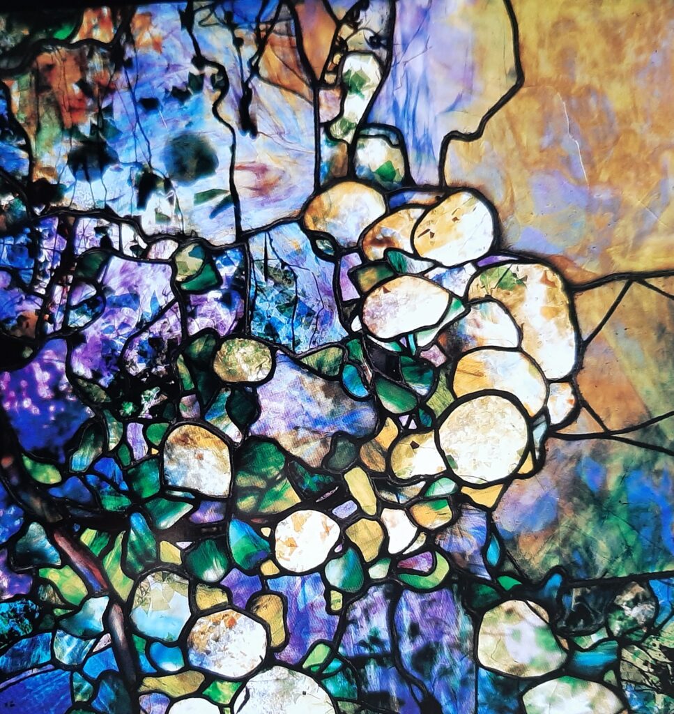 Louis Comfort Tiffany (1848-1933): 1900, Exposition Snowball window (detail), leaded favrile glass, 80x80, private (R505,p146=no60;R231-18) =EU-1900-cl67-USA-4, Vitraux.